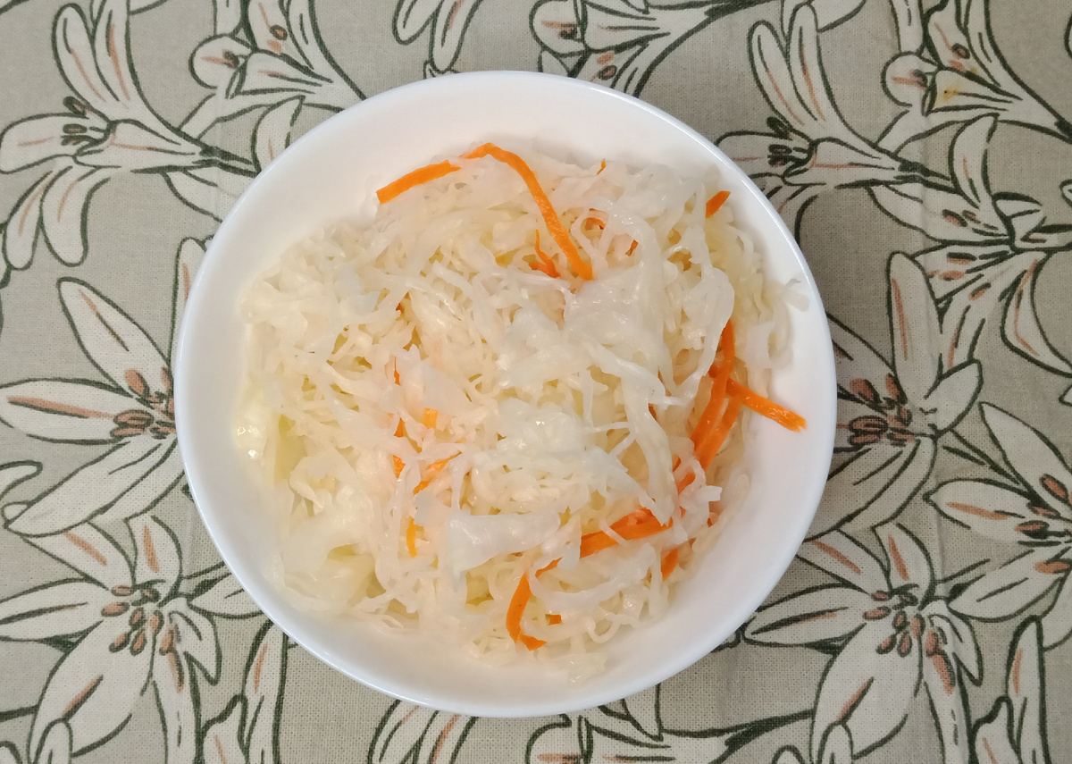 Капуста у меня домашняя, рецепт ее приготовления есть на канале.