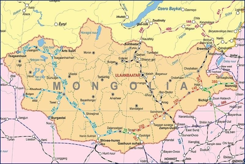 © ЗАМ, ТЭЭВРИЙН ХӨГЖЛИЙН ЯАМ (Министерство дорожного и транспортного развития Монголии) / mrtd.gov.mn (Летом 2023 г. в эксплуатацию была введена линия Тавантолгой – Гашуунсухайт протяженностью 234 км. В Монголии используется колея 1520 мм, а в Китае — 1435 мм. При строительстве участка Гашуунсухайт – Ганцмод будут проложены пути с совмещенной колеей, что позволит сократить время транзита и избежать необходимости смены колесных пар)