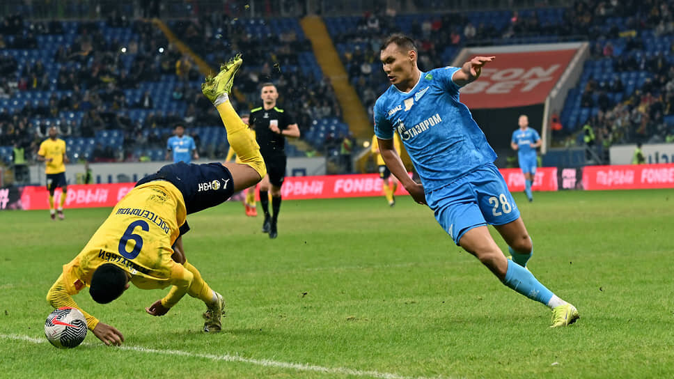 Игрок команды «Зенит» Нуралы Алип (справа) и игрок команды «Ростов» Мохаммад Мохеби (слева) во время матча.📷Фото: Анатолий Карбинов / Коммерсантъ