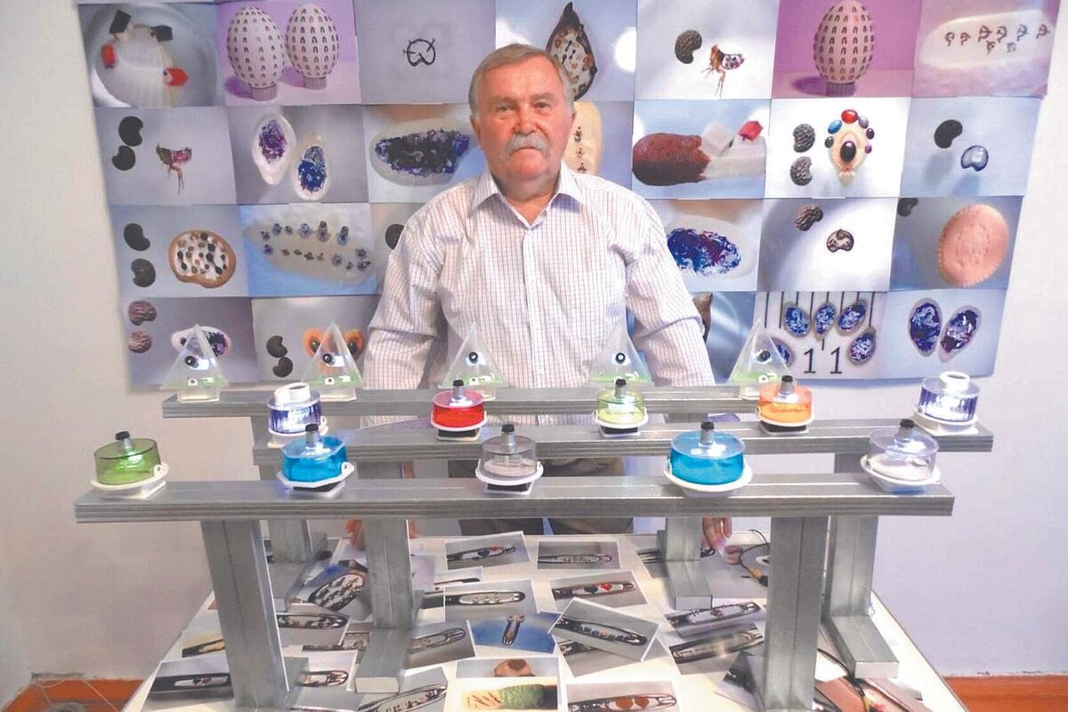 Все работы Николая хранятся в специальных стеклянных футлярах. Из личного архива героя материала