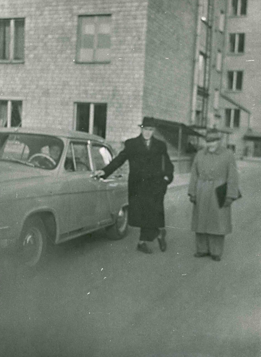 Ю.Н. Рерих и В.Т. Черноволенко у машины во дворе дома на Ленинском проспекте