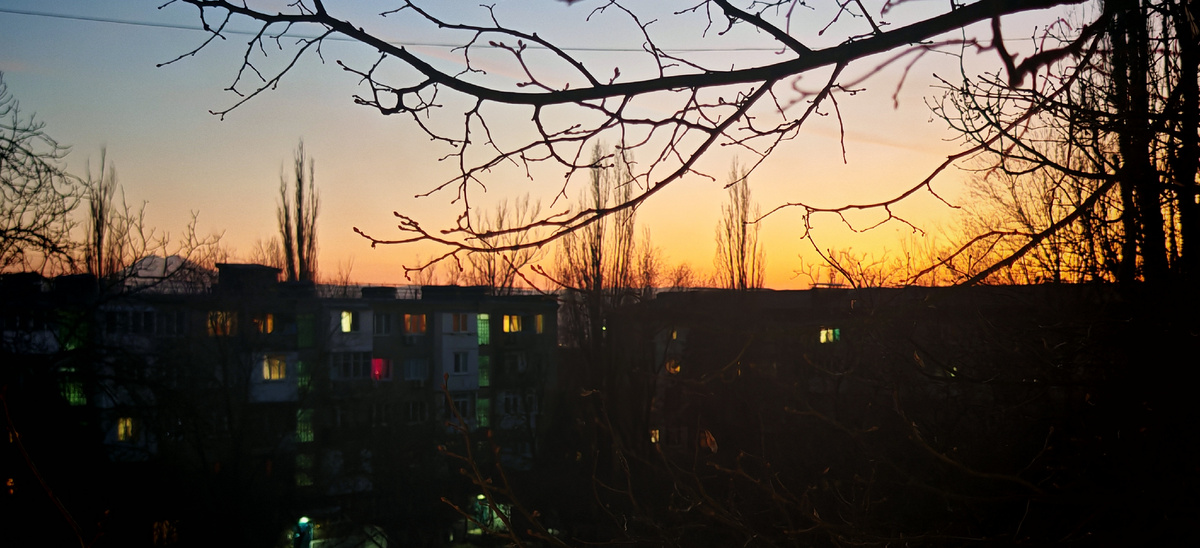 Вот такой закат был 7 числа на балконе той самой конспиративной квартиры