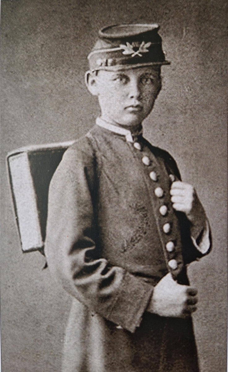 Гимназист в форменной фуражке и с ранцем за спиной. Фото 1862-1881г