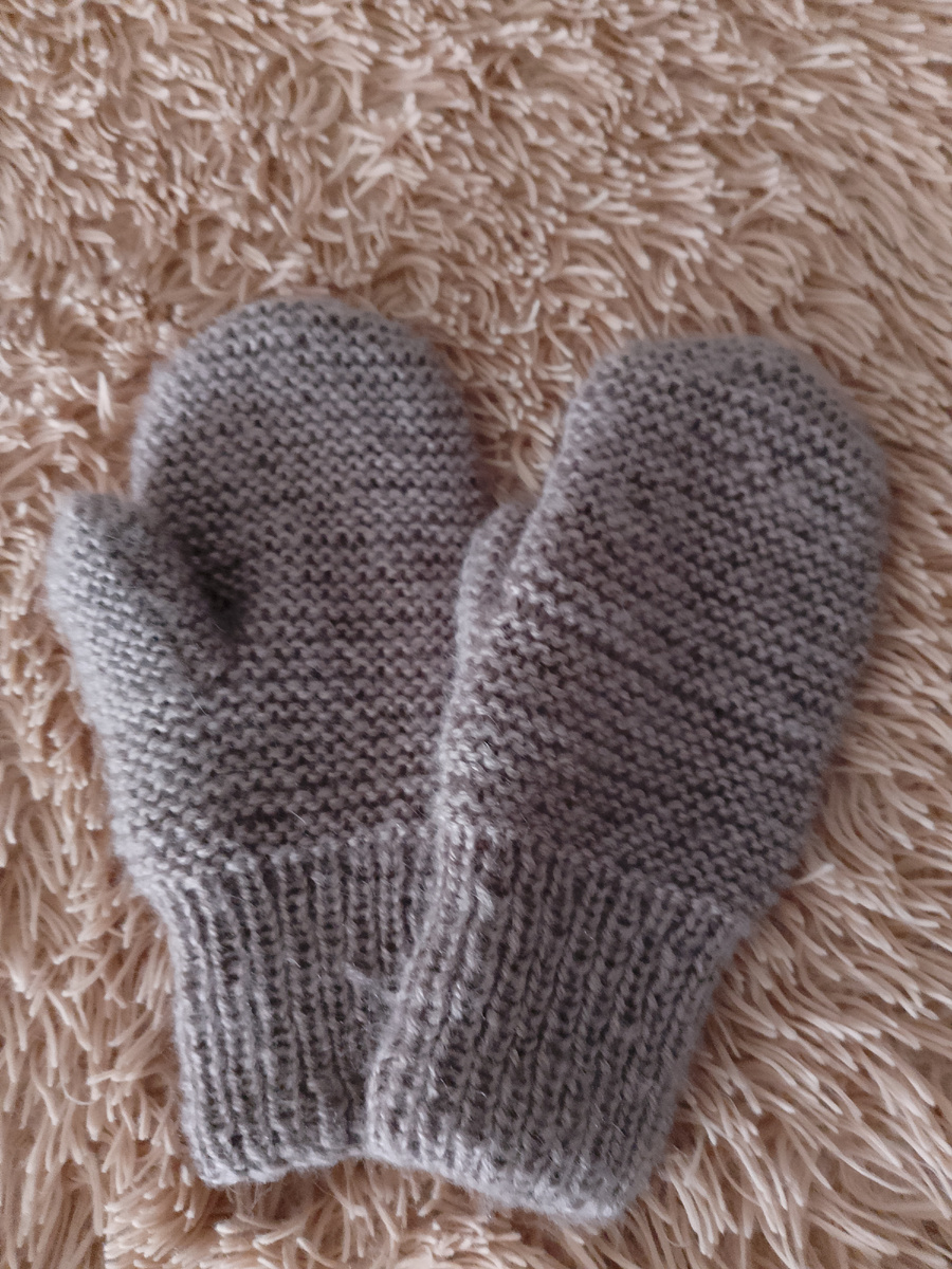 Варежки: резинка 1:1, платочная вязка. 