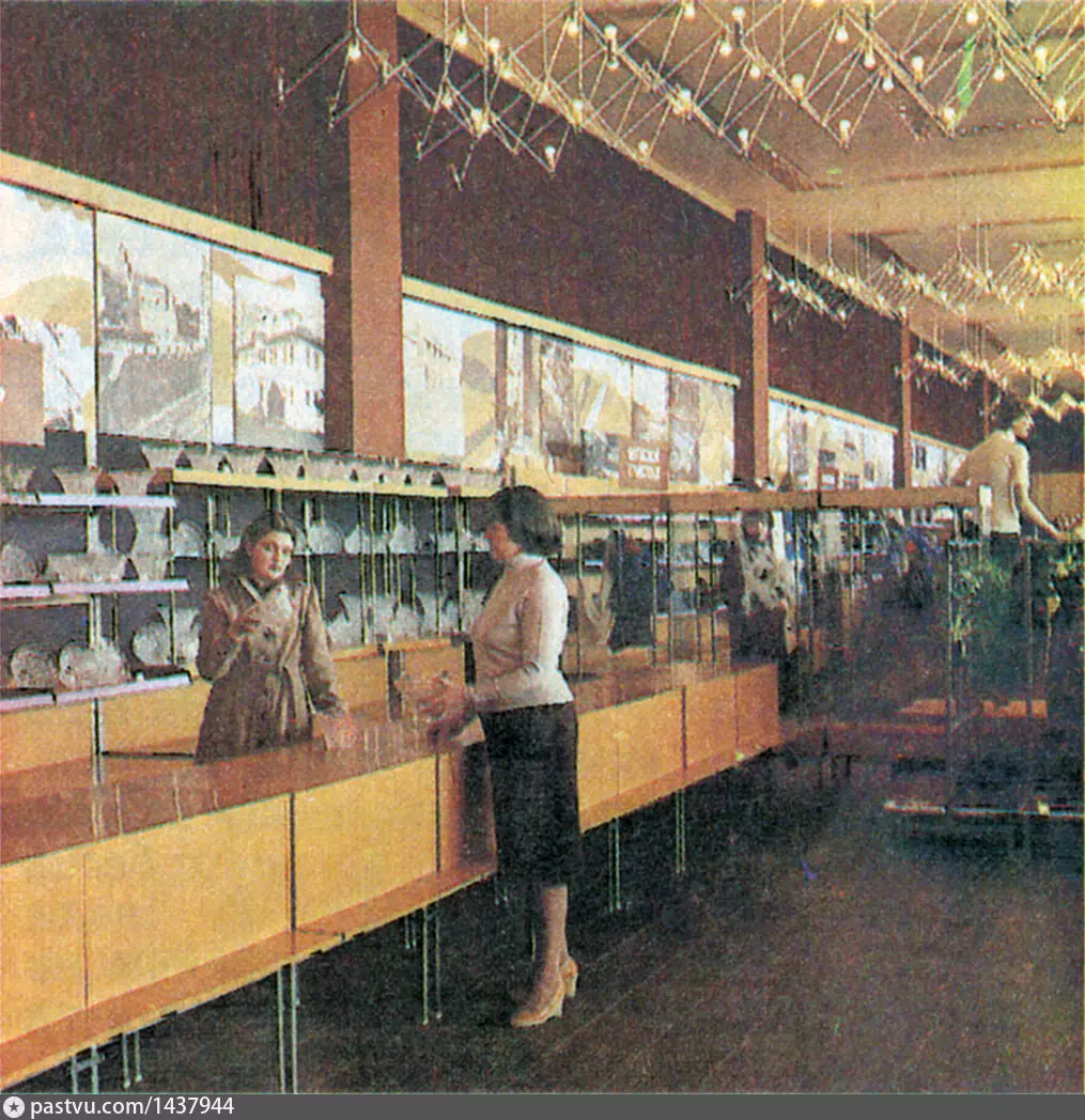 Один из отделов магазина "Белград" на Краснодарской улице, 1978. С сайта www.pastvu.com.