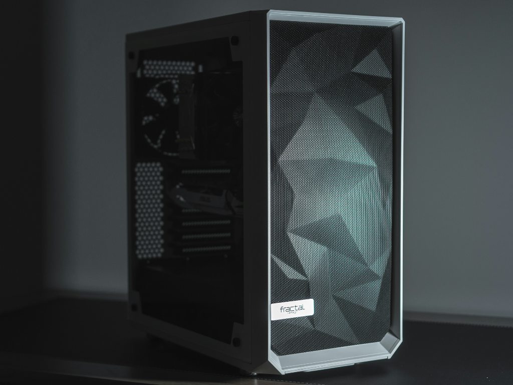 Источник фото: https://unsplash.com/photos/a-computer-tower-with-a-monitor-CiNJwZaDXI4