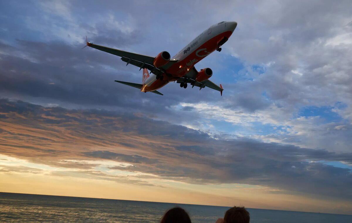 Пассажирский самолет украинской авиакомпании SkyUp Airlines заходит на посадку в батумском аэропорту
© photo: Sputnik / Stringer