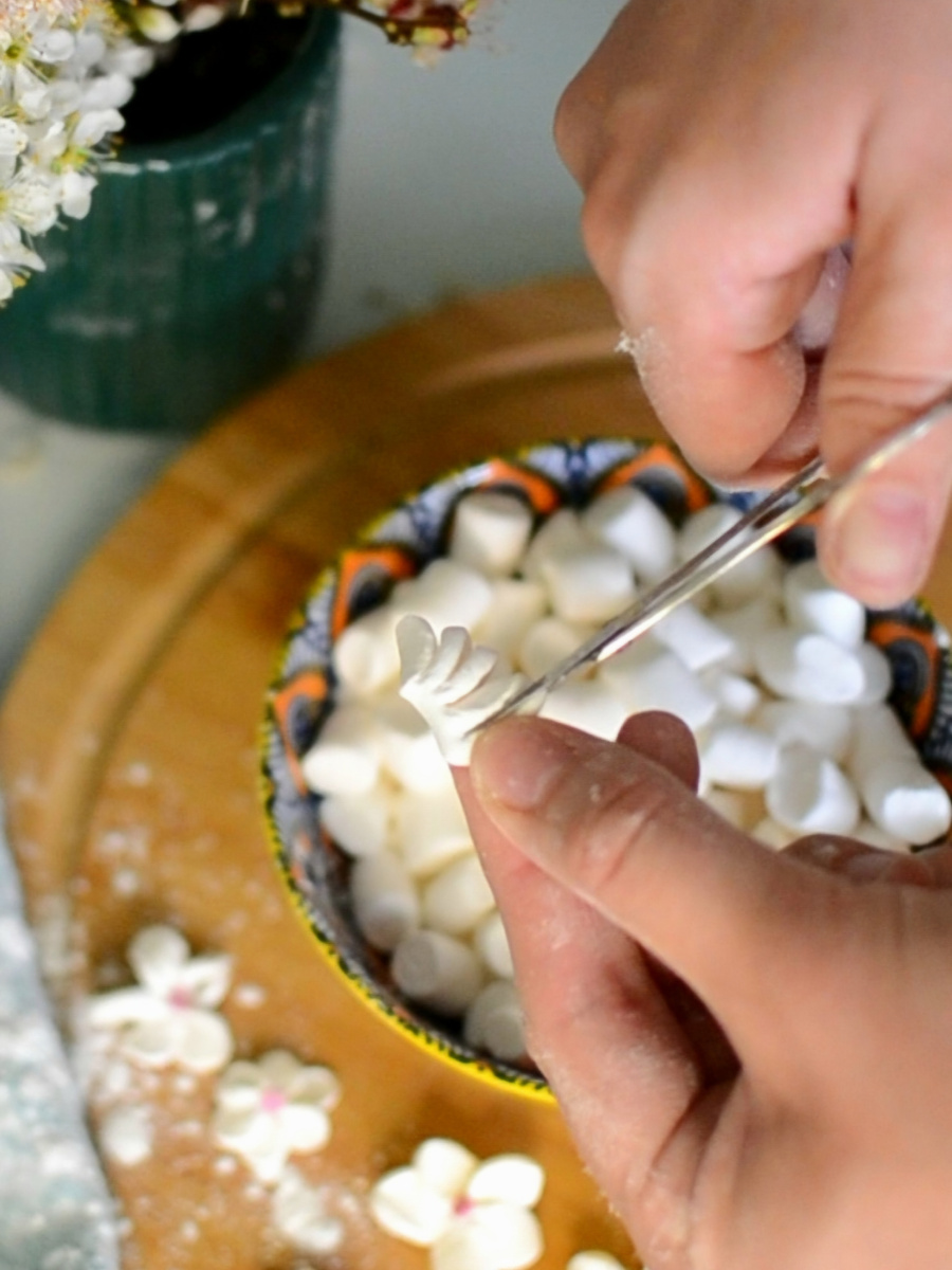 Делаем надрезы поперёк и выворачивем лепестки