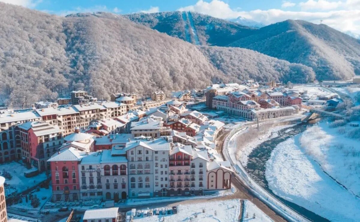    В «Красной Поляне» и «Роза Хутор» в апреле дают скидки на отели и ски-пассы