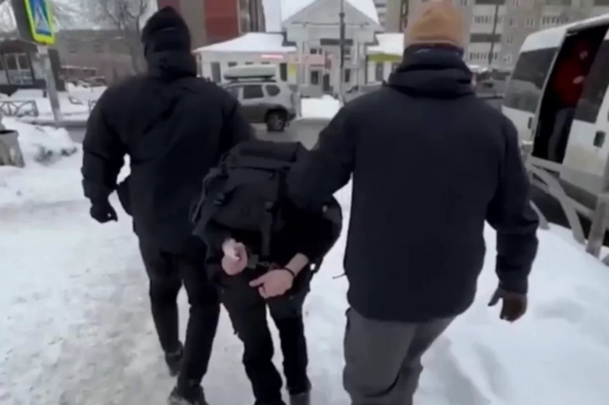    ФСБ показала кадры задержания россиянина, отправившего посылки с бомбами