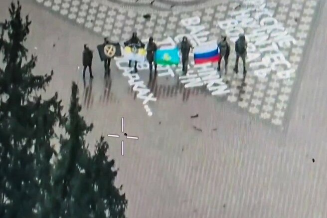 Флаг на площади в центре Суджи