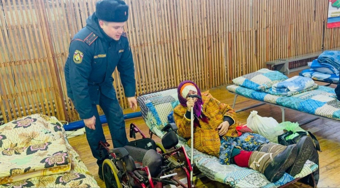 Одна из эвакуированных бабушек, выжила в чудовищных условиях. Её вынесли бойцы на руках. 