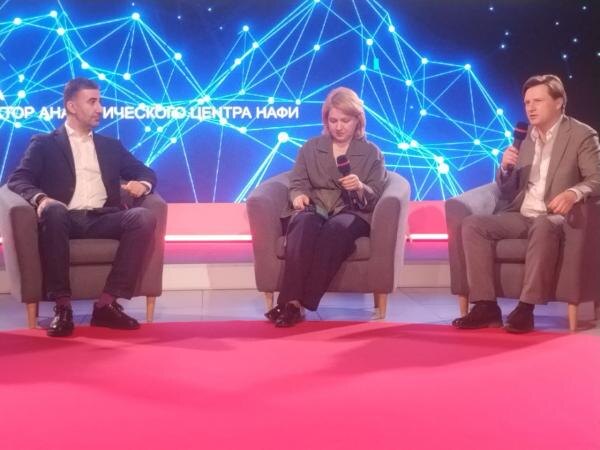 На фо­то в цен­тре: ис­пол­ни­тель­ный ди­рек­тор ана­лити­чес­ко­го цен­тра ООО "На­цио­наль­ное агентство фи­нан­со­вых ис­сле­дова­ний" (НА­ФИ) Люд­ми­ла Спи­ридо­нова