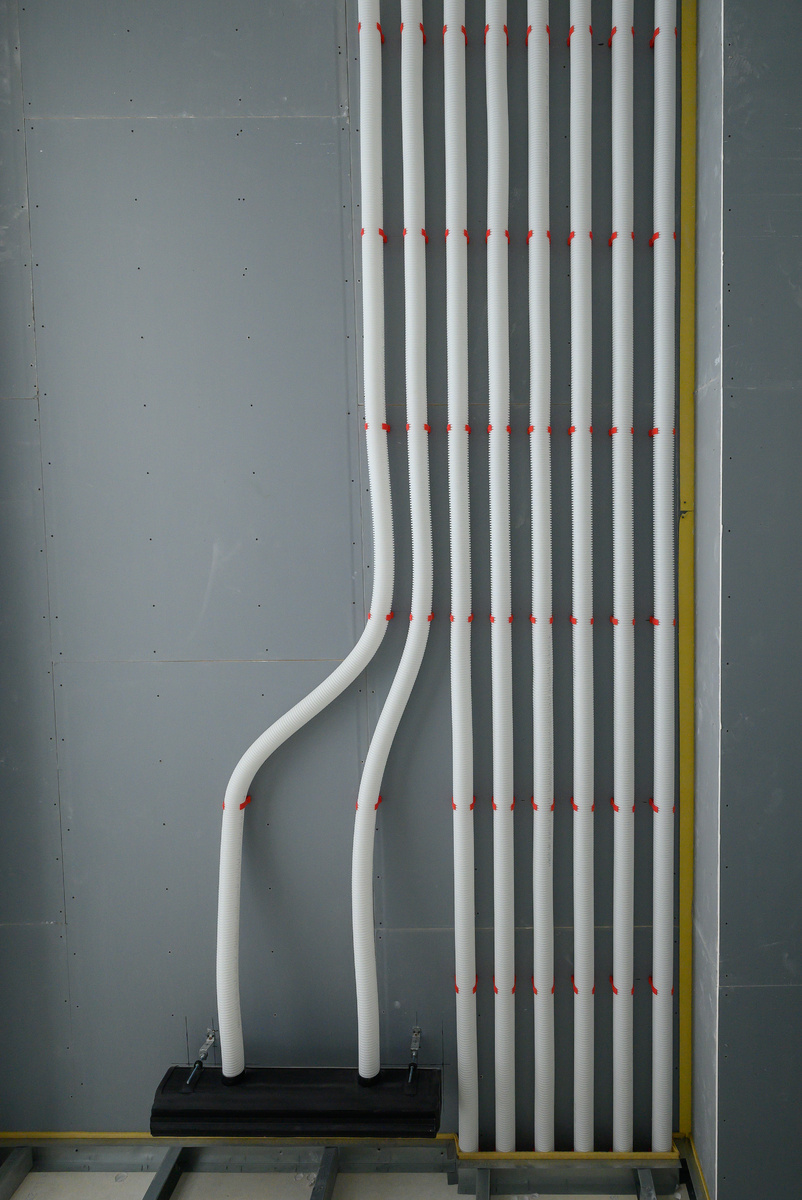 Blizzard Alpina D75 - две ветки подключены к линейному диффузоры Invisiline