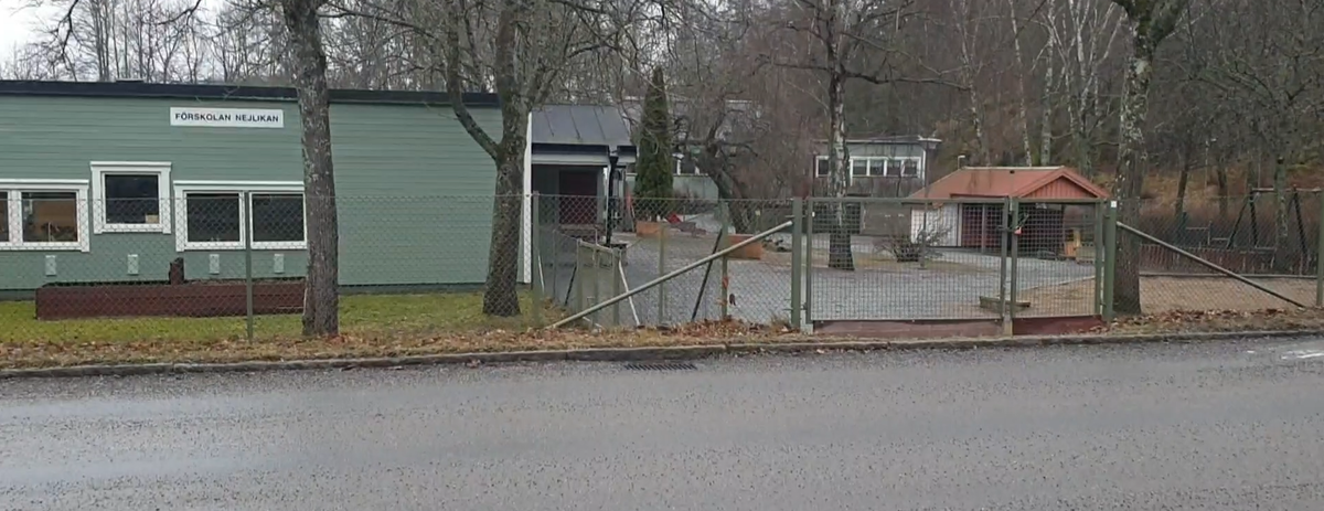 ФОТО ИЗ ЛИЧНОГО АРХИВА АВТОРА. ЗДАНИЕ НАЧ.ШКОЛЫ И Д.САДА.