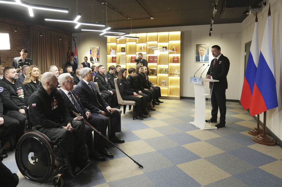 Выступает депутат ГД, Герой России - Д. Саблин (фото с официального сайта ГД РФ)