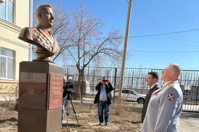    Где в Волгограде установили памятник генералу Александру Родимцеву?