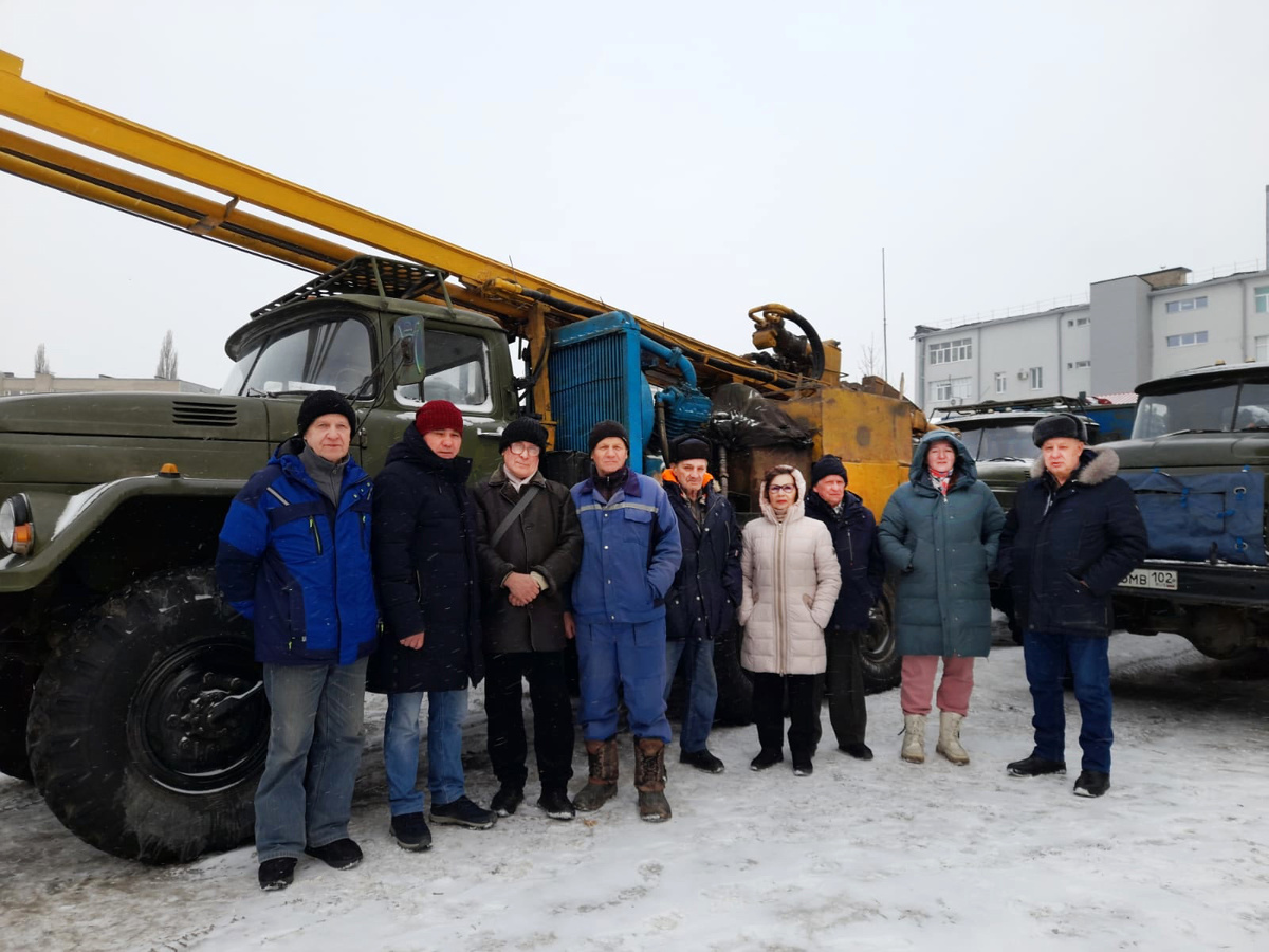 Группа ветеранов АО «ЗапУралТИСИЗ», участвовавших в изысканиях на трассе метрополитена.Фото:Ринат ФАЙЗРАХМАНОВ