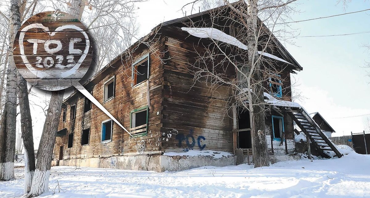 У  трудовых отрядов старшеклассников есть традиция оставлять отметки о  своем присутствии на зданиях населенных пунктов, где они работают. Жаль,  что надпись в данном случае не добавляет позитива. Фото Александра  ВАСИЛЬЕВА.