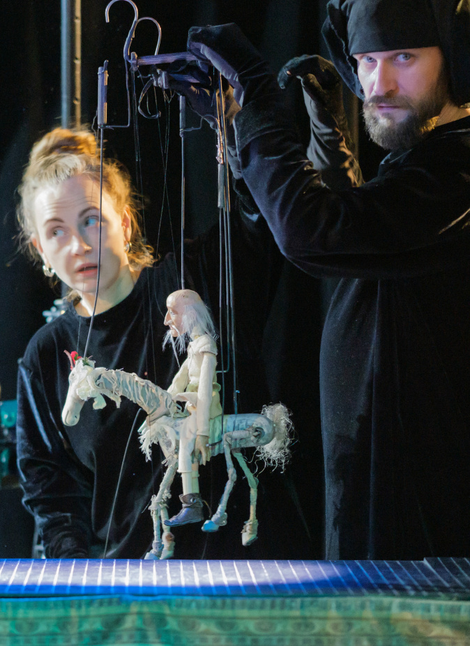    Рыцарь печального образа на своей коне Росинанте. Путешествовать по сцене им помогают актёры "Кукольного формата"Алёна Бобрович