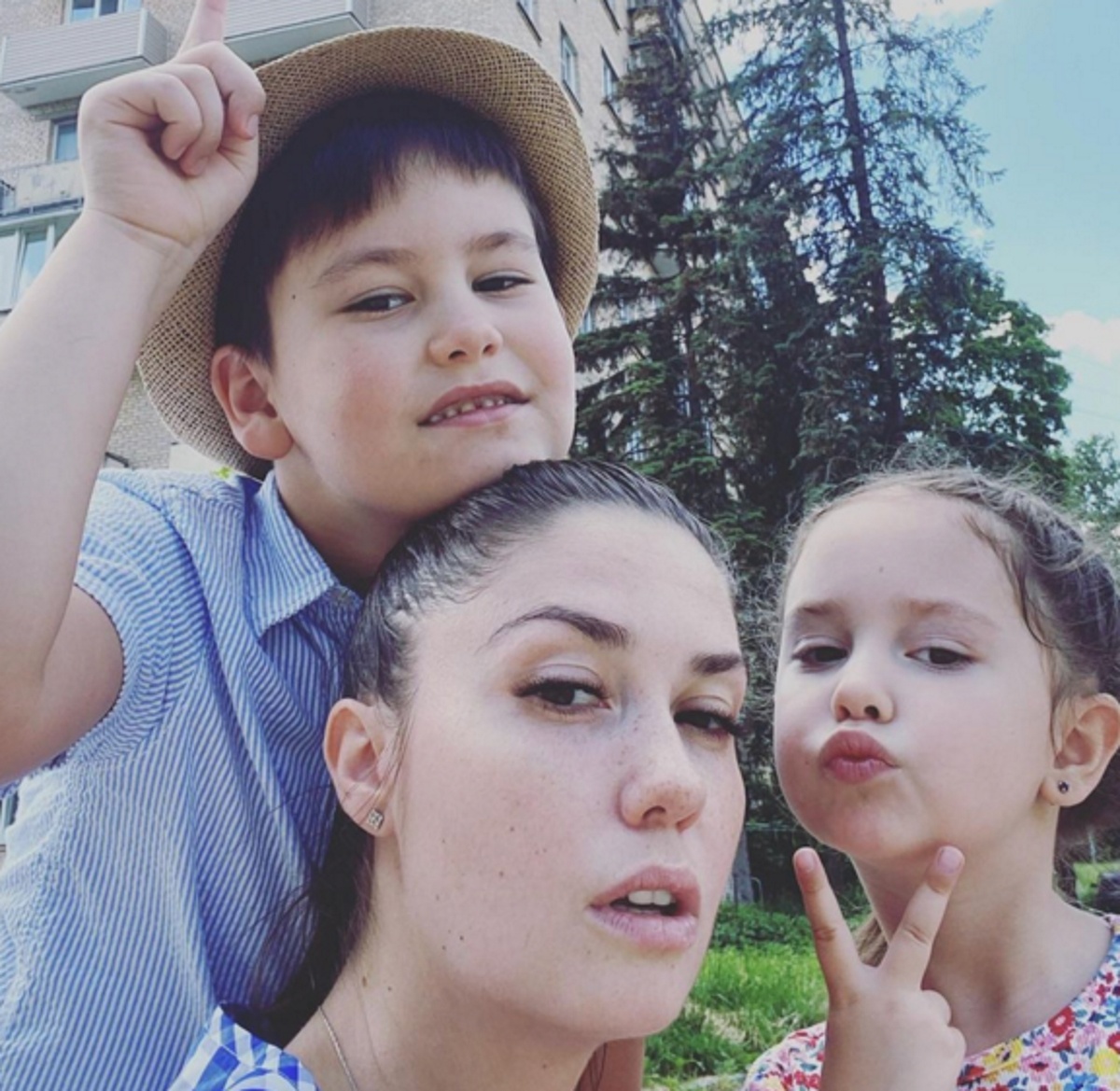 Агата Муцениеце с сыном Тимофеем и дочкой Мией. Фото: соцсети героя публикации