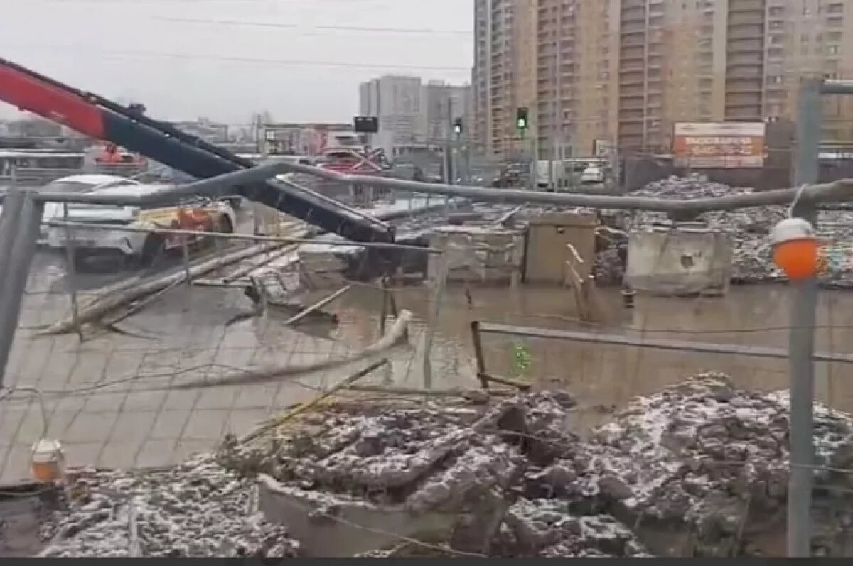    В Петербурге улицу Подвойского залило холодной водой