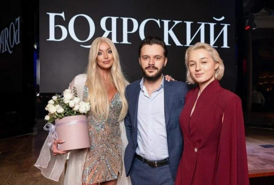 Анастасия Волочкова с дочкой и будущим зятем