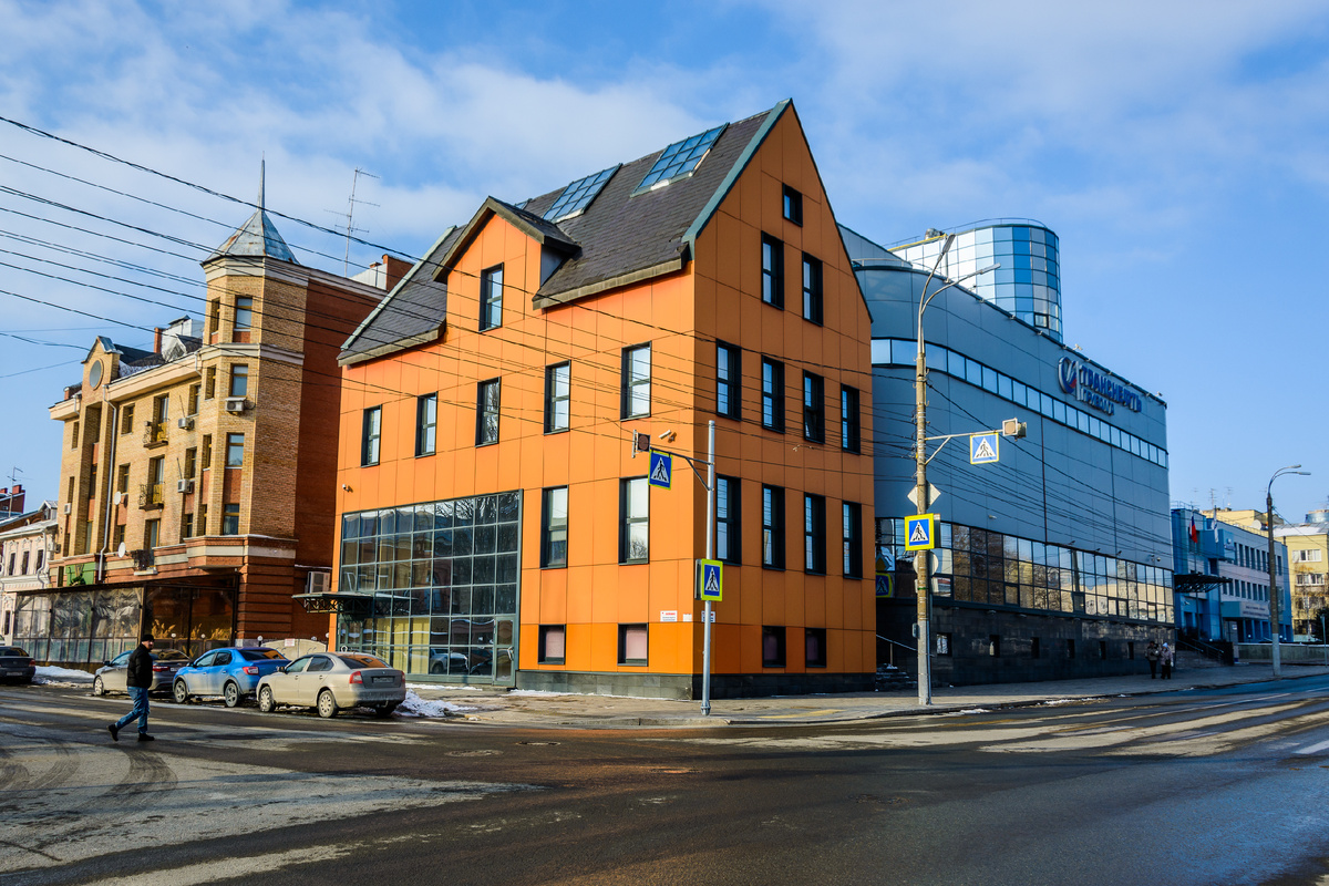 Некрасовская, 94ж (кирпичный дом слева) и Ленинская, 100