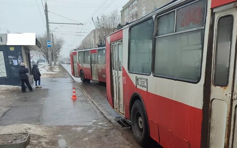    57-летний мужчина попал под колеса троллейбуса в Ижевске