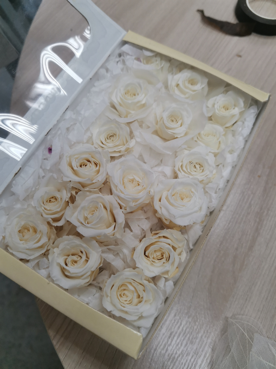 Коробка стабилизированных роз, здесь они еще в нераскрытом виде и без ножки. 