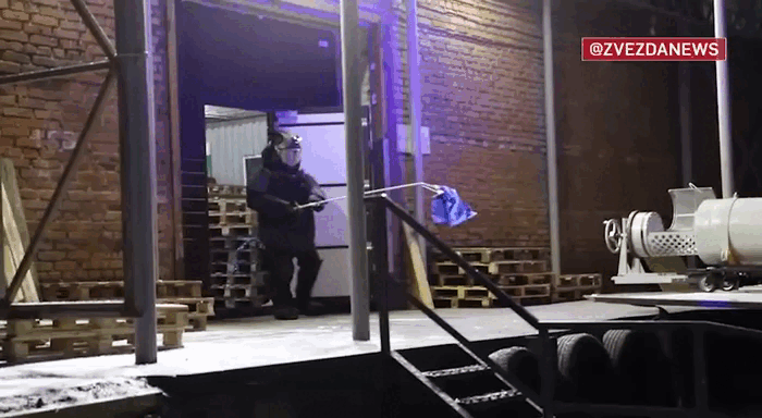    В ходе расследования было установлено, что террорист - житель Первоуральска. Его завербовали спецслужбы Украины, пообещав заплатить за "подарочные бомбы" шесть тысяч долларов.