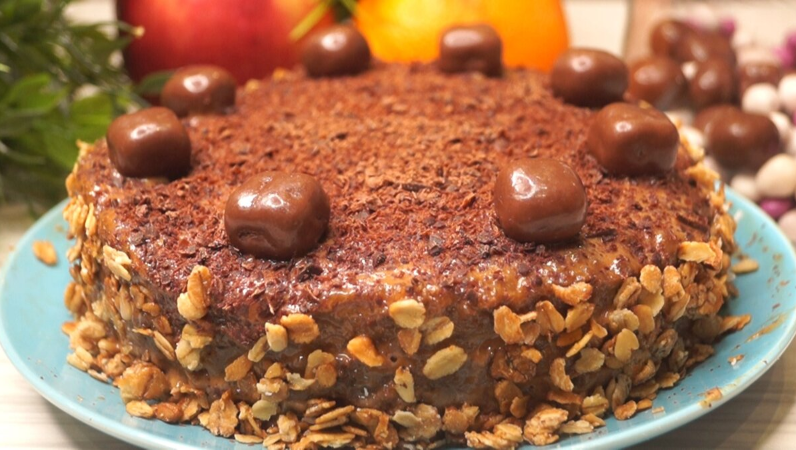 Роскошный торт с нежнейшим кремом, 5 минут на выпечку + 5 минут на сборку и торт готов, даже на пропитку можно не ставить.