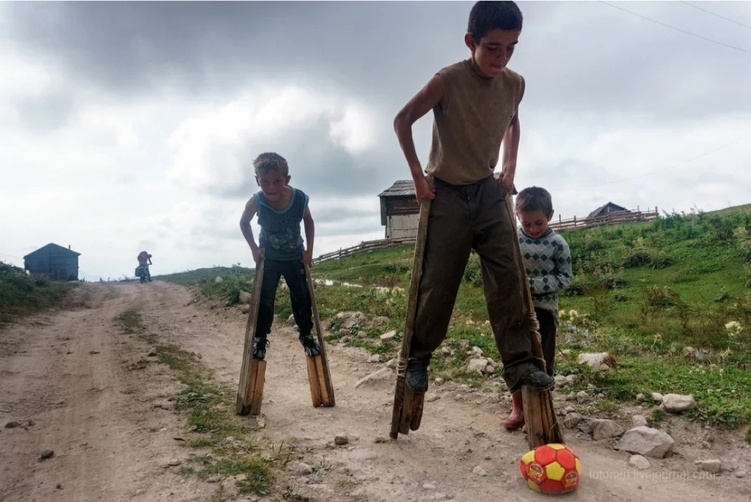 Пацаны ходили на ходулях,удивляя дремлющих на заваленках стариков.