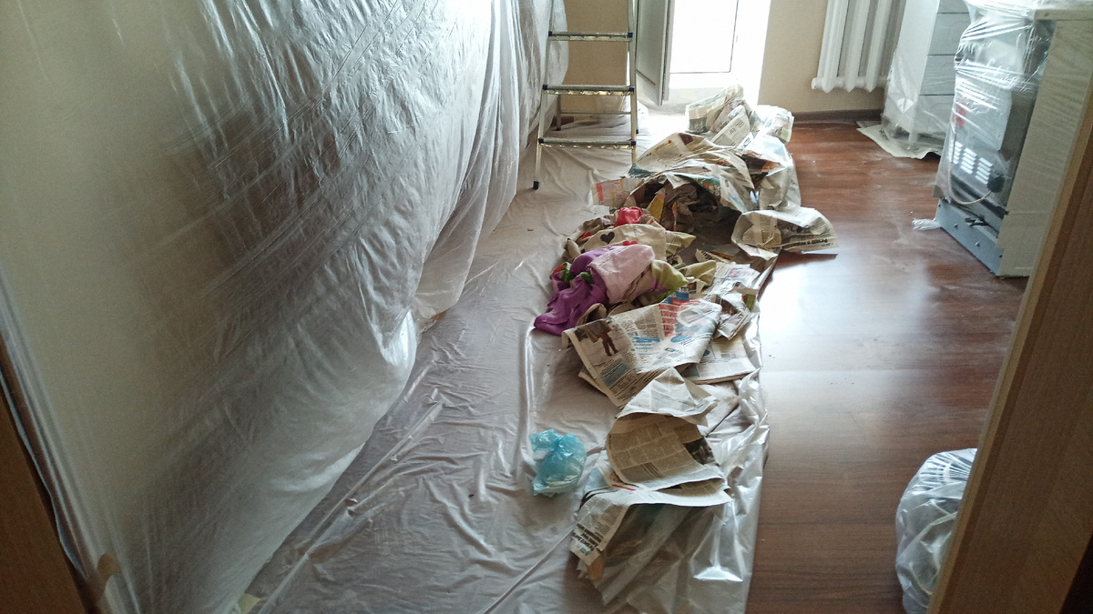 Снимаем пленку с пола, стен и мебели!