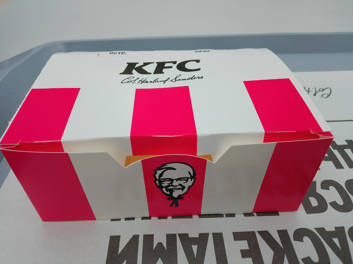 На самом деле это муляж, да и с подносом повезло, кто-то оставил. 