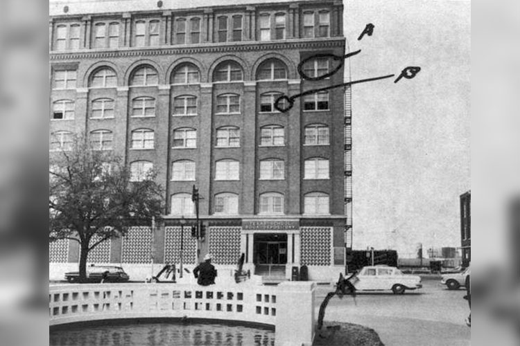 Вид на Техасское школьное книгохранилище со стороны свидетеля Говарда Бреннана: кружок «А» указывает место, где он видел, как Освальд стрелял из винтовки.
Изображение предоставлено: Викисклад / Говард Лесли Бреннан / Общественное достояние