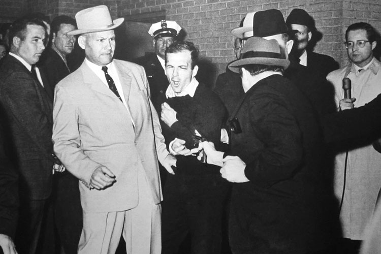 Джек Руби стреляет в Ли Харви Освальда, 24 ноября 1963 года.
Изображение предоставлено: Викисклад / Роберт Х. Джексон / Общественное достояние