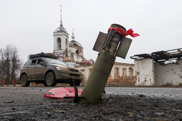 Неразорвавшийся снаряд в автомобильной дороге в селе Черкасское Поречное, Курская область, 13 марта 2025 года / Владимир Гердо/ТАСС 