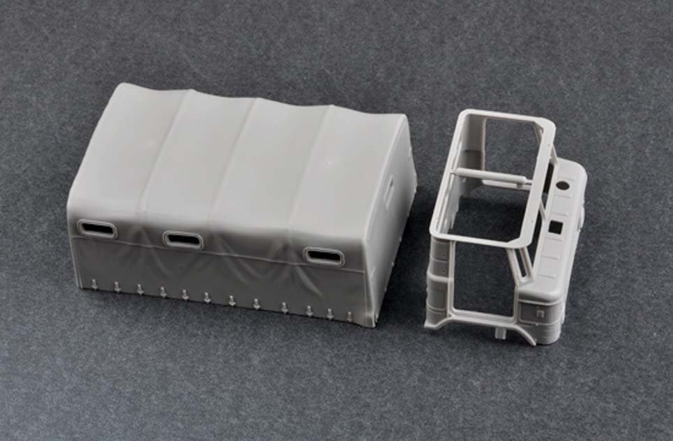 Тент и кабина от "Трумпетера" переданы одной деталью.