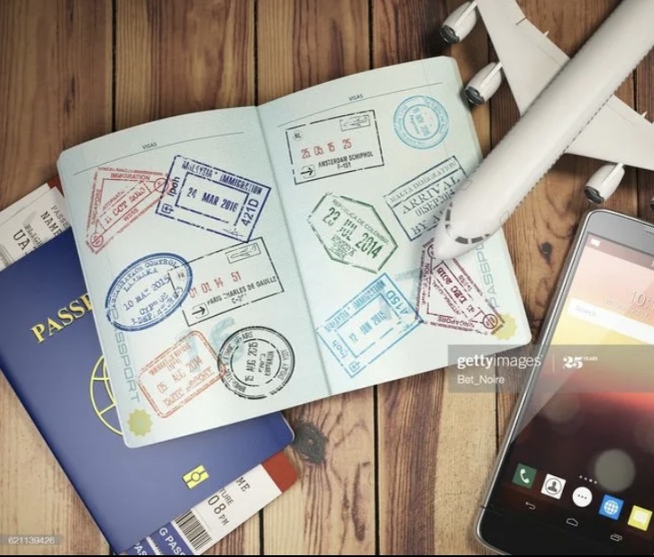 УСЛУГА ПРЕДОСТАВЛЯЕТСЯ ОФИЦИАЛЬНЫМ САЙТОМ VFS GLOBAL и оформить ее можно только там! Все остальное - агентства либо мошенники.  