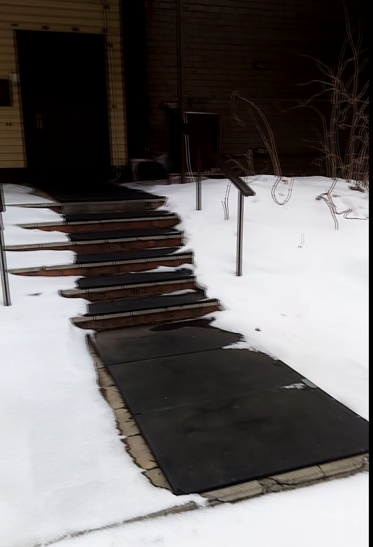 Крыльцо с греющими резиновыми дорожками