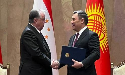 Эмомали Рахмон и Садыр Жапаров. Фото с сайта aki.kg