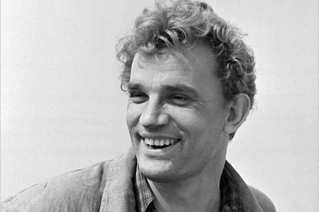    Евгений Урбанский в роли Шофера Пронякина на съемках «Большая руда». Кадр из фильма