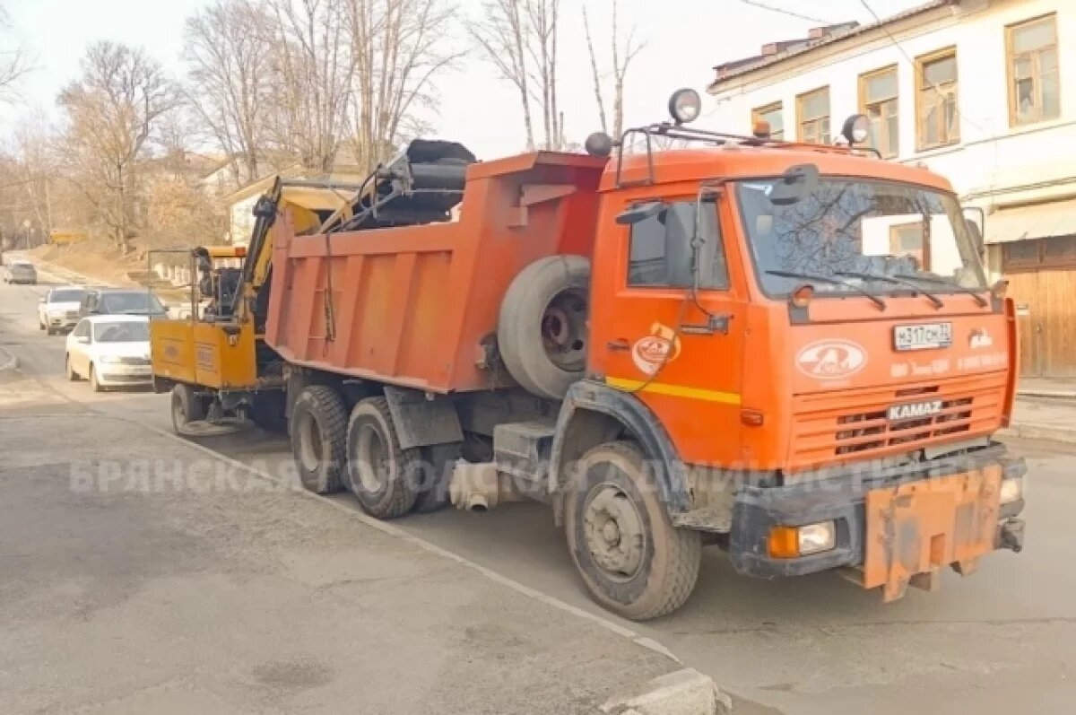    Более 40 единиц техники задействовали на уборке песка с улиц Брянска