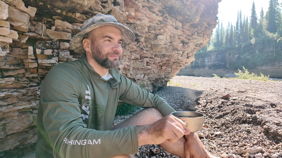 утренний кофе в тени скалы