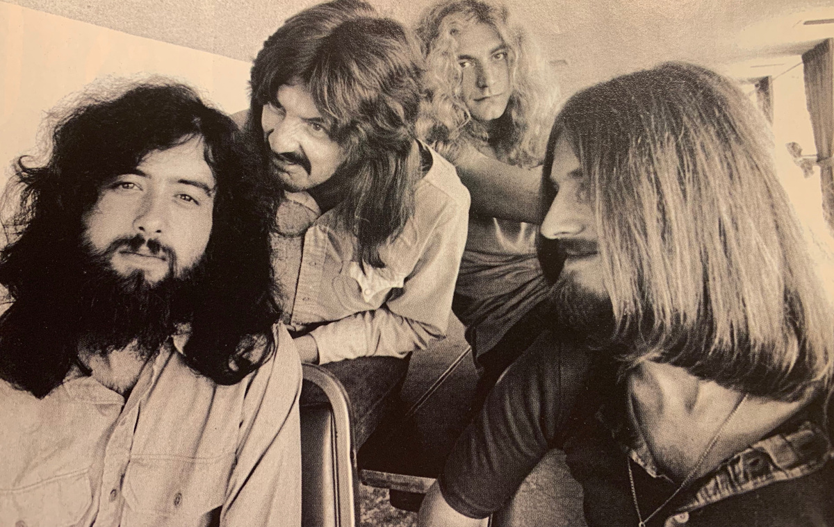 Великие и ужастные пилоты Свинцового Дирижабля граф Цеппелин. Bonzo (в центре) вдувает в ухо Джимми Пэйджу о своих коровах.На заднем плане Роберт Плант тихо и смиренно завидует Bonzo.