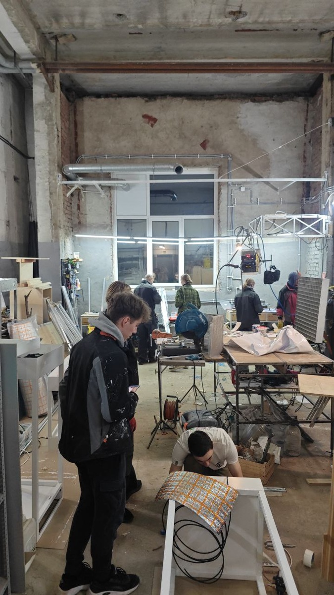 Во всех производсвннных помещениях  творился хаос. Мы хотели привезти на выставку все самое новое - поэтому вся команда разработчиков была на промке, а работа шла круглосуточно