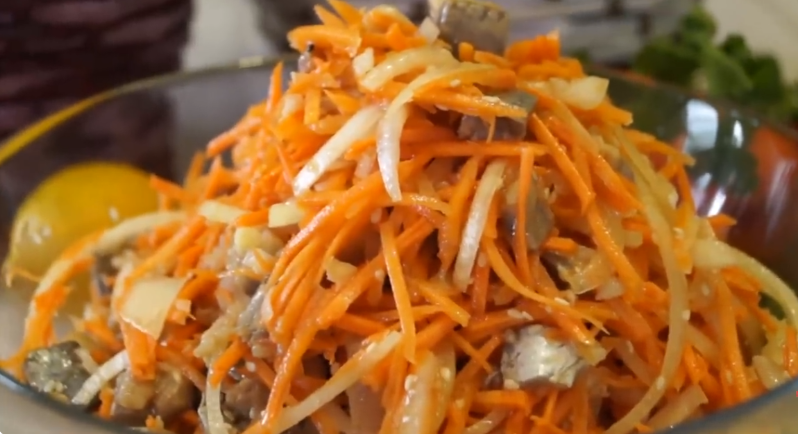 Свежемороженую сельдь покупаю килограммами. "Селедка "Хе", чем дольше стоит, тем пикантнее становится