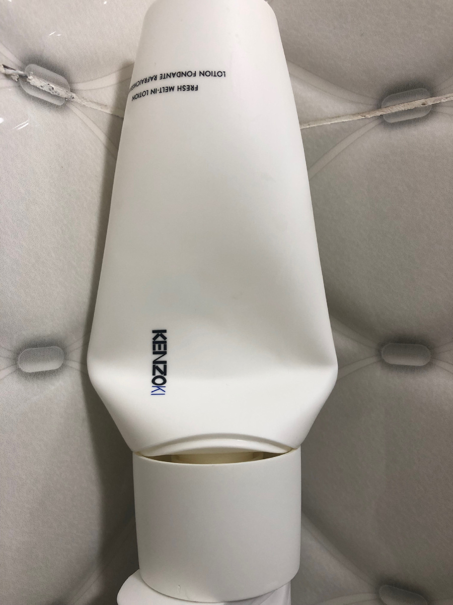 Упаковка локаничная.Приятная туба на ощупь.Тяжелая крышка.Срок годности после вскрытия упаковки - 12 месяцев.