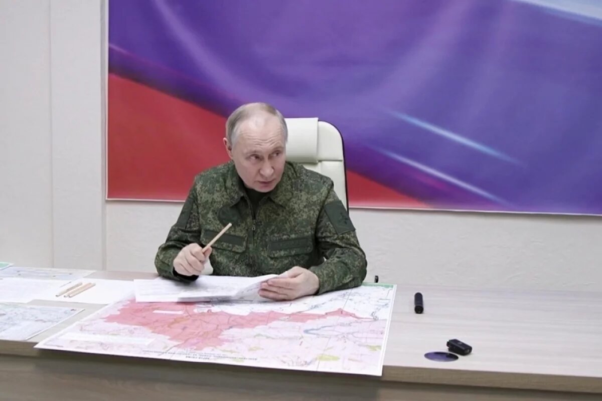    Президент РФ Владимир Путин во время совещания на одном из пунктов управления курской группировкой войск.